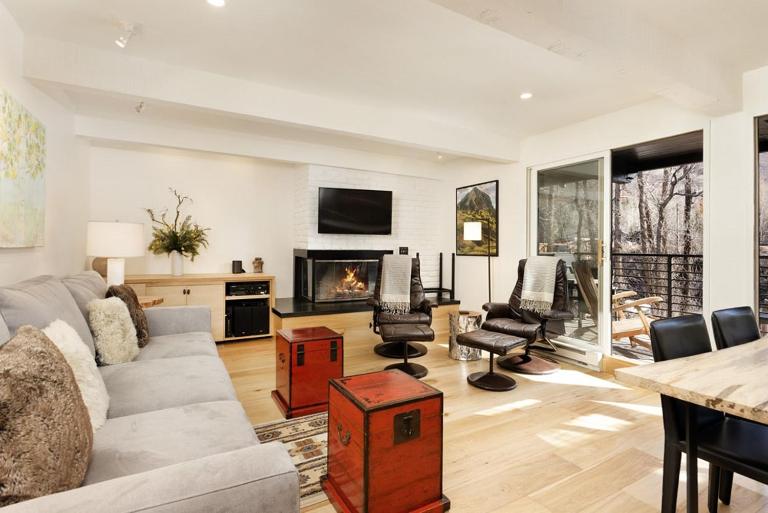 Chateau Roaring Fork Unit 25, Contemporary Condo with River Views, Close to Town - B&B Aspen