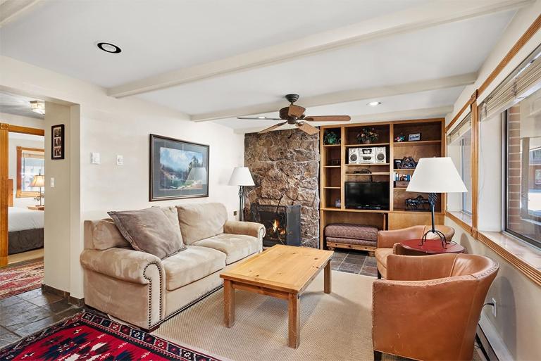Silverglo Condominiums Unit 105, Cozy Condo Walking Distance to Town with Access to a Pool - B&B Aspen