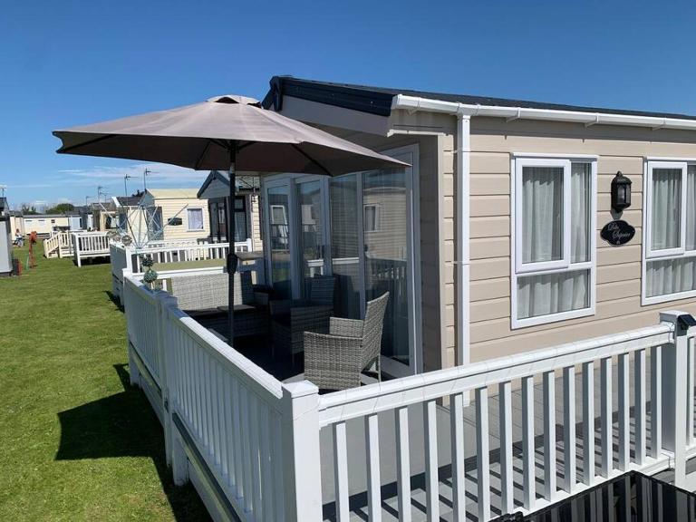 6 berth luxury caravan, Lyons Winkups Holiday Park - B&B Kinmel Bay