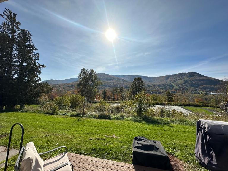 Hunter Mountain Retreat Incredible Views, Pool, Fire Pit - Bed and Breakfast Hunter