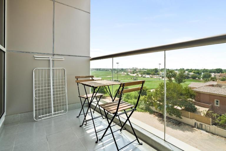 Stylish Sports City Studio Golf View PoolGym - Chambres d'hôtes Dubaï