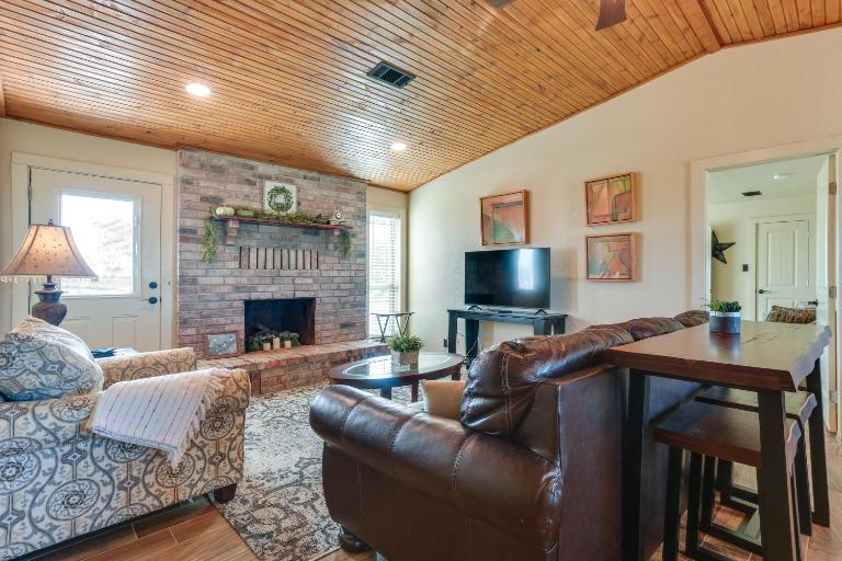 Ranch Getaway with Pool and Horse Stall Access! - Bed and Breakfast Calera