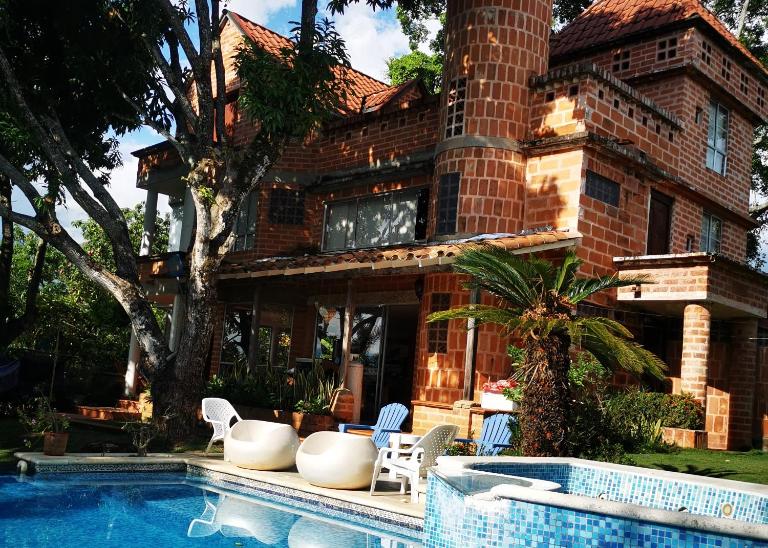 Finca con forma de castillo y piscina en Sopetrán - Bed and Breakfast Sopetrán