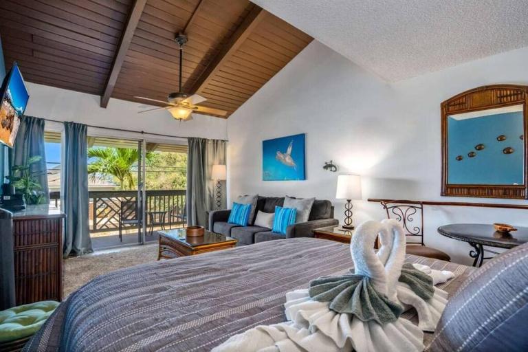 Kihei Bay Surf 208- Updated partial oceanview studio across from beach - B&B Kīhei