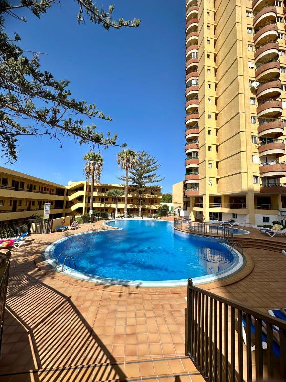 Stay few meters to Las Vistas Beach. Free Wifi. - B&B Arona