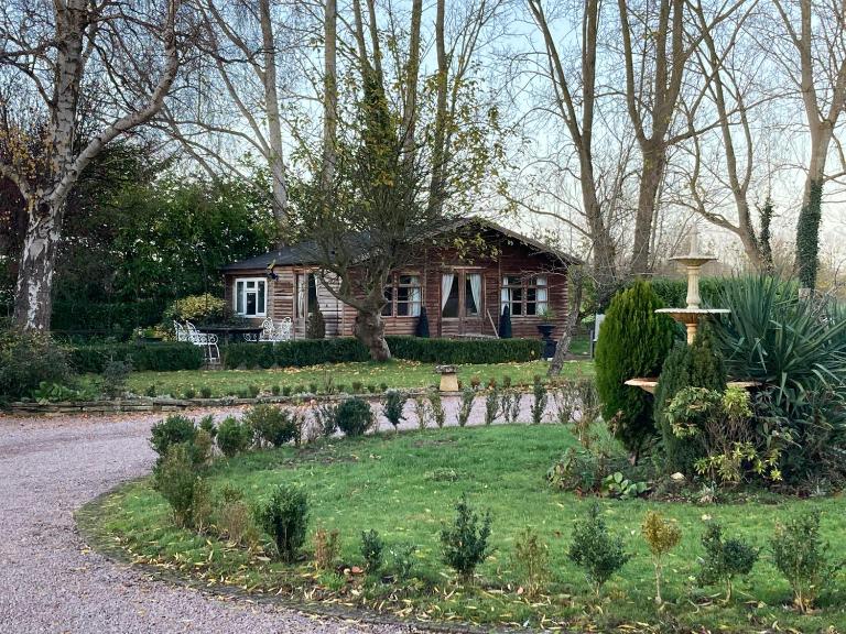 Log Cabin, Conveniently Situated halfway between Stratford and Warwick - Ferienwohnung Stratford-upon-Avon