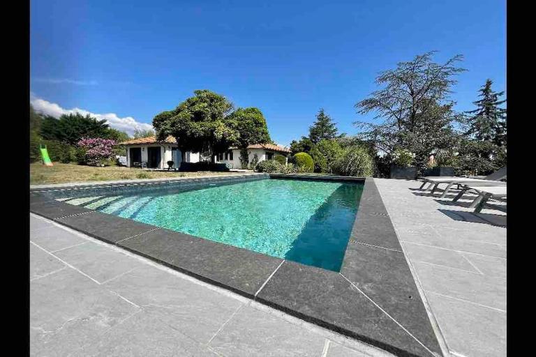 Logements chaleureux dans Maison avec piscine à 35 min de LYON - B&B Alix