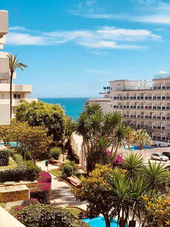 BenalBeach Holiday Appartement 2BDR Beach100m 5 Pools Gardens - B&B Benalmádena