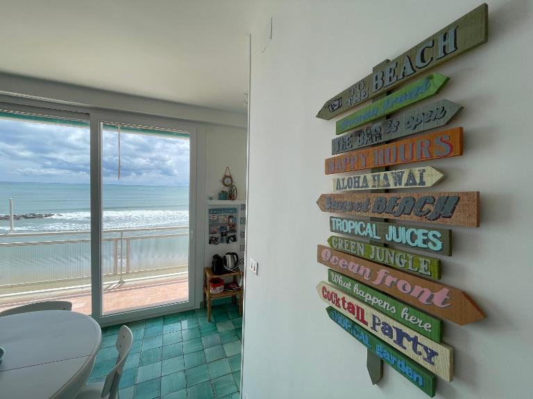A Window to the Sea - B&B Nettuno