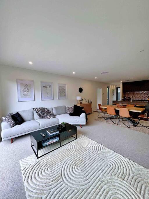 Luxury 3 Bedroom Home With Double Garage - B&B Christchurch