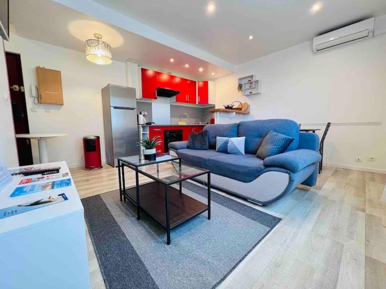 Le Red Light : Apt 4 Prs, Clim, 300m des plages - B&B Antibes