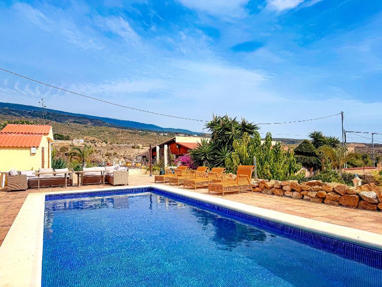 Exquisite rural house with garden, pool and sea views - Bed and Breakfast Arico Viejo