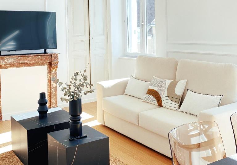 Le Haussmann ⸱ Stationnement gratuit ⸱ Fibre - Bed and Breakfast Déols