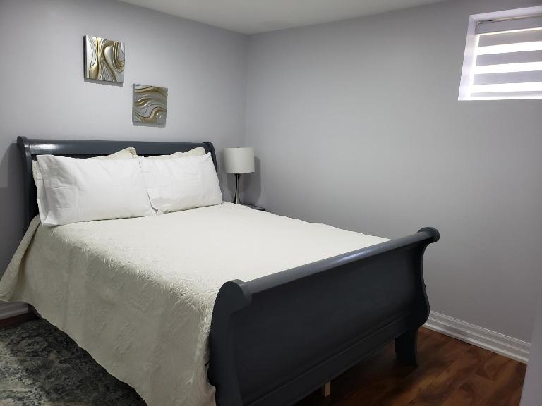 Luxurious Apt 2BRs-1BA Spacious Modern, with free parking - Bed and Breakfast Brampton