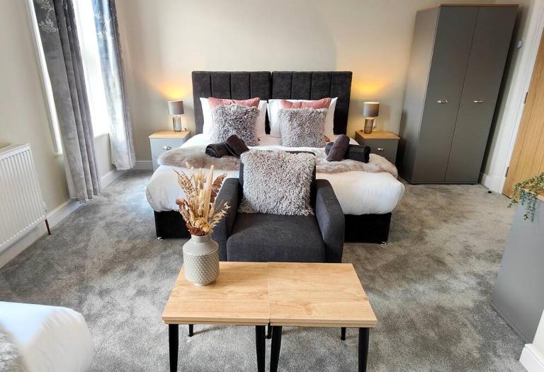 Carvetii - ANNE House Room 3 - Triple bed first flr en-suite - B&B Carlisle