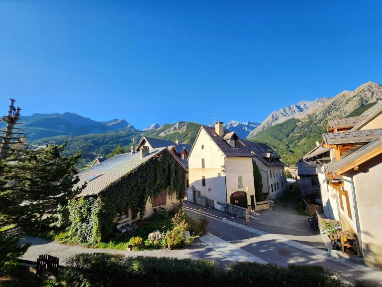 La Petite Corneille - a chic and central studio. - Chambres d'hôtes Le Monêtier-les-Bains
