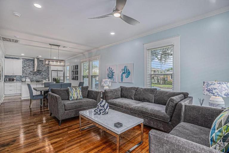 Luxury Designer Coastal Villa Bright Beautiful - Ferienwohnung Galveston