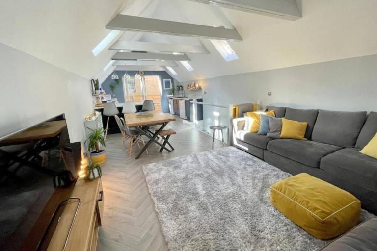 THE COACH HOUSE by BOURNECOAST - A Unique and Beautiful Coach House in the Heart of Bournemouth Town Centre - HB5458 - B&B Bournemouth