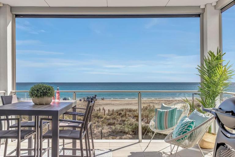 Hamptons-inspired Waterfront Living on Moana Beach - Bed and Breakfast Adelaide
