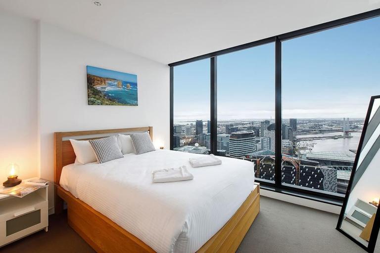 Skyline Panorama in Melbourne CBD with Parking - B&B Melbourne
