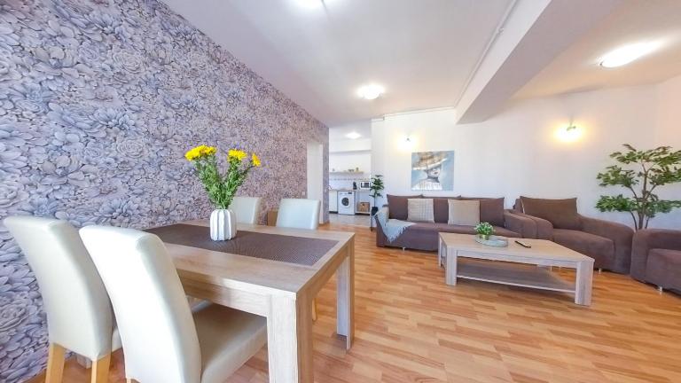 Old Town Flowery Apartment - B&B Bucarest