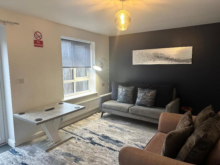 Barber House, Hoyland with two allocated parking spaces - B&B Hoyland Nether