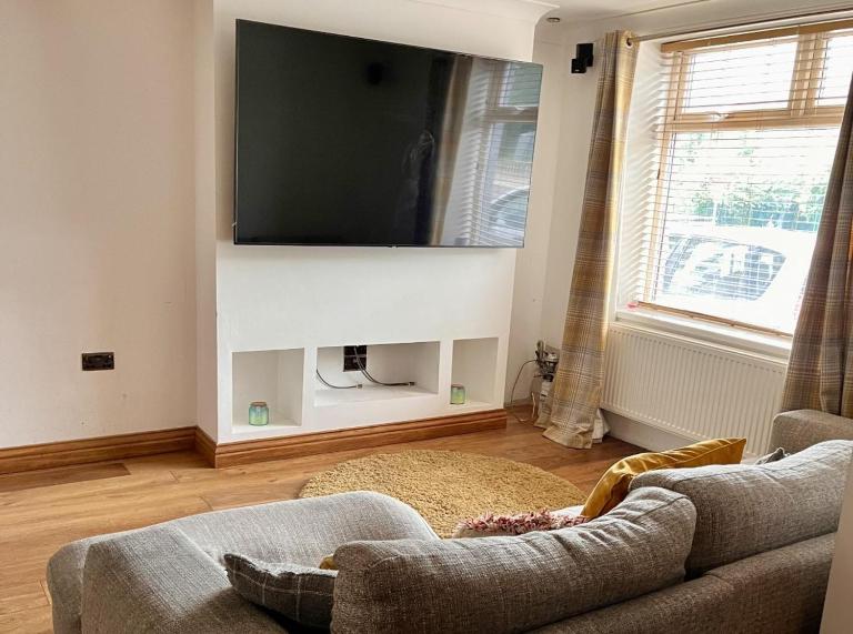Modern Newly Renovated 3 Story House in Ebbw Vale - Ferienwohnung Ebbw Vale