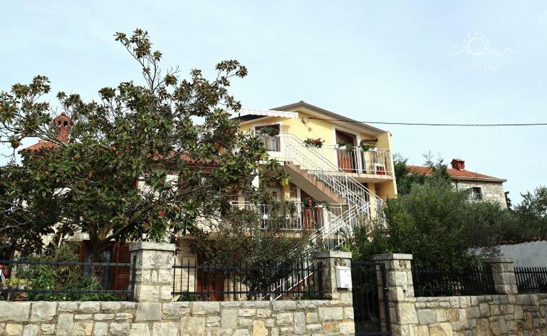 MARA House with Apartments - B&B Umago