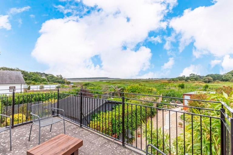 Bournecoast - PET FRIENDLY HOME NEXT TO NATURE RESERVE with STUNNING VIEWS - HB5901 - B&B Bournemouth