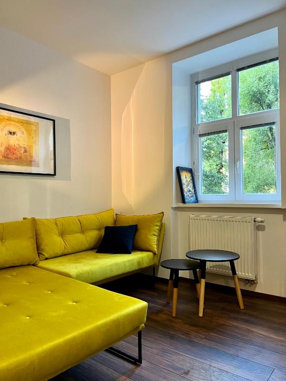 Timeless Old Centre Apartment with 2 bathrooms and balcony - B&B Bratislava