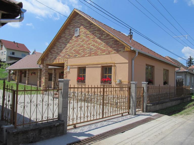 Tavi Fészek Vendégház - B&B Bánk
