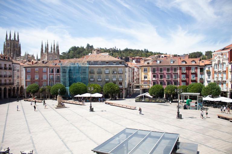 Increíble piso en la plaza Mayor, con garaje - B&B Burgos