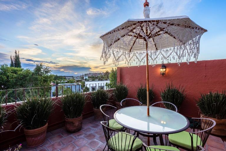 3BR Garden Home with Rooftop & Garage in Centro San Miguel de Allende - Chambres d'hôtes San Miguel de Allende