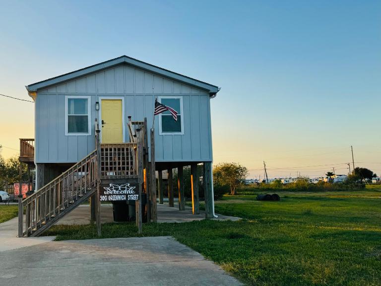 Relax & Unwind in a Serene Retreat Near the Beach - B&B Sabine Pass