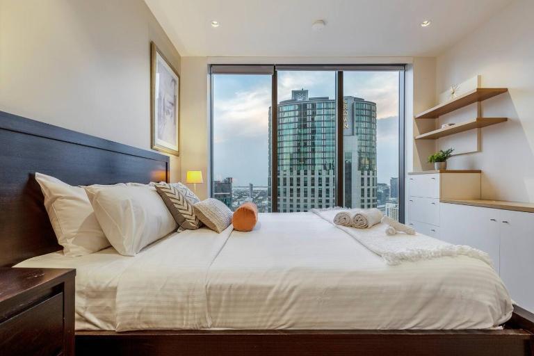 Spectacular Panoramic City Views in Sky-High LUXE - B&B Melbourne