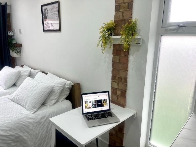 Great Studio near Luton Airport - SUPER HOST 3 YEARS RUNNING! - Ferienwohnung Luton