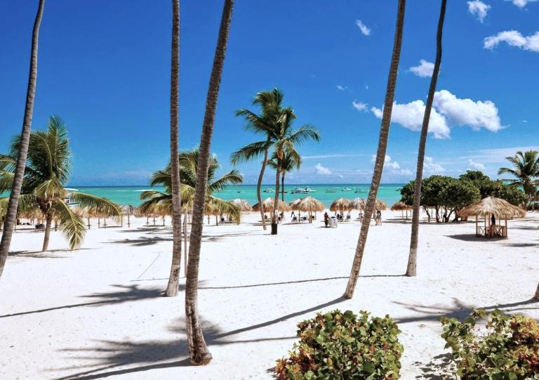 Fully renovated Beachfront 1BR Condo in the gated Stanza Mare community with a private beach, pool, onsite restaurant and modern amenities such as refrigerator, dishwasher, filtered water, microwave, BBQ, washer dryer, bamboo linens, free Wi-Fi - B&B Punta Cana