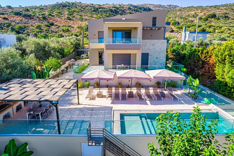 Chris villa with private ecologic pool and kid's playground! - B&B Chania