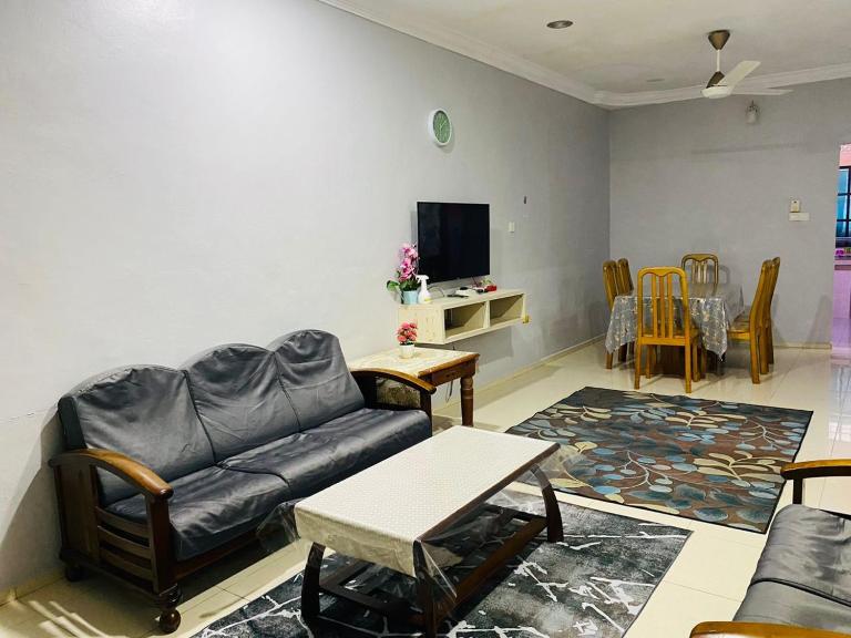 ZR Homestay Kemaman with 3 Bedroom 2 Bathroom - 2 Room AC 1 Room Fan - Not Sharing House - Bed and Breakfast Cukai
