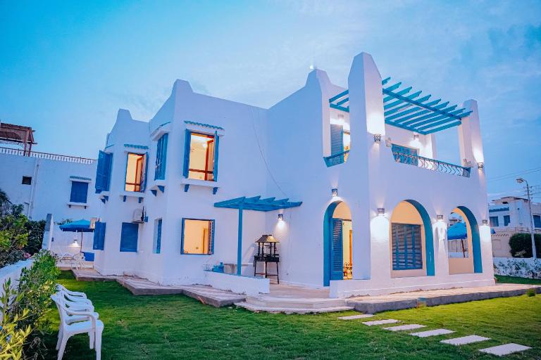 Tunis Oasis 4 Bedrooms private villa with private pool - Bed and Breakfast Qaryat at Ta‘mīr as Siyāḩīyah