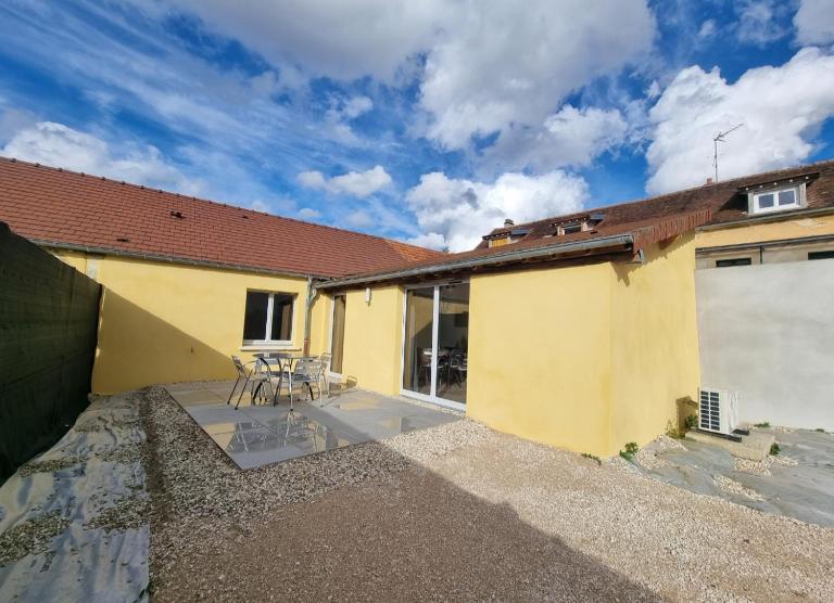 Maison lumineuse avec terrasse & parking - Bed and Breakfast Auxerre