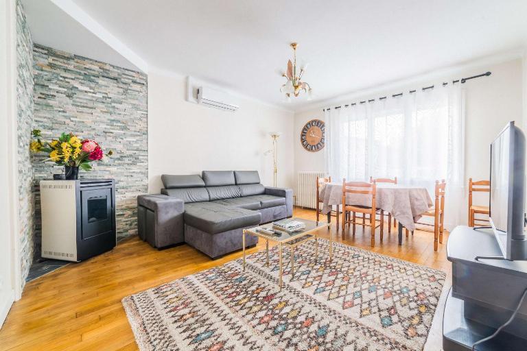 Les Rosiers - Maison avec JACUZZI - Bed and Breakfast Brive-la-Gaillarde