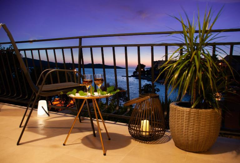 Beachfront Apartment Nikol - B&B Zaboric