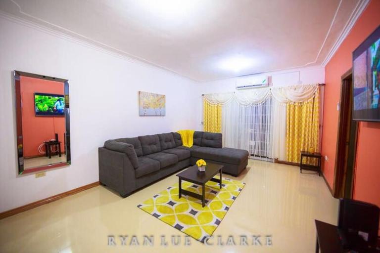 Shan's Manor.... Excellent Location!!! - B&B Kingston