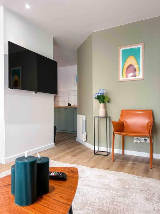 La Vie est Belle à Montreuil Wi-Fi & Métro 9 Parking gratuit - B&B Montreuil