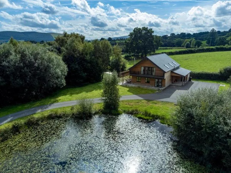 Rhosllyn Retreats - Lakeside Lodge - Bed and Breakfast Rhayader