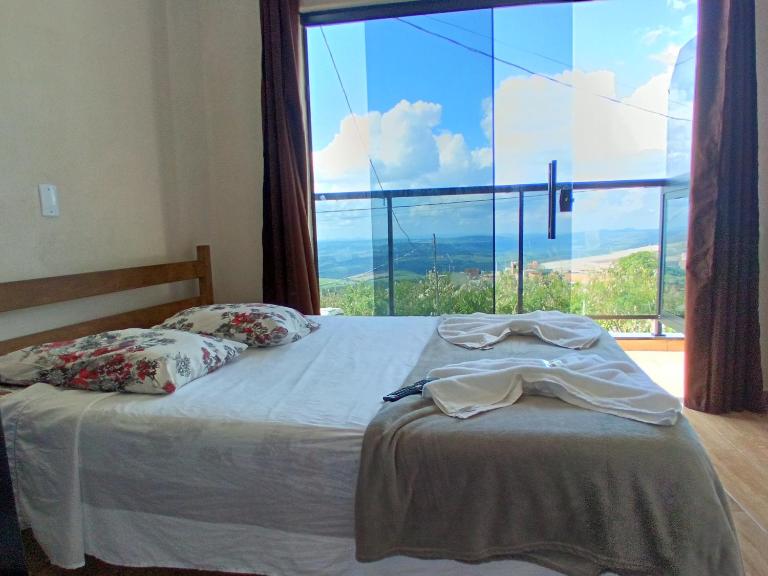 suite 01 com Varanda -Avenida Hospedagem - Bed and Breakfast São Thomé das Letras