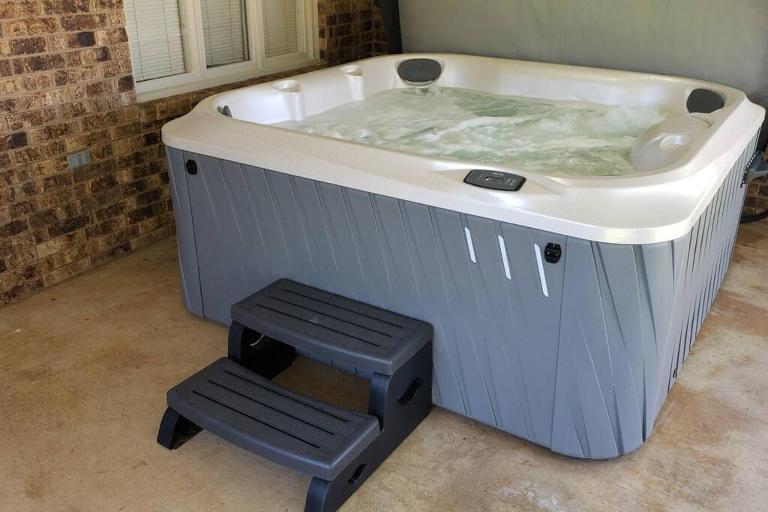Hot Tub, Privacy, sleeps 11 & TONS of Space! - B&B Lubbock