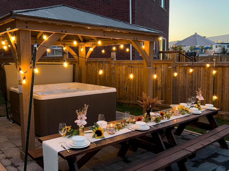 Oshawa Family Haven - Luxury 7BR Villa with Cozy Fireplaces & Hot Tub - B&B Oshawa