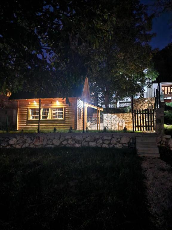 Brvnara RIĆKI - B&B Cetinje